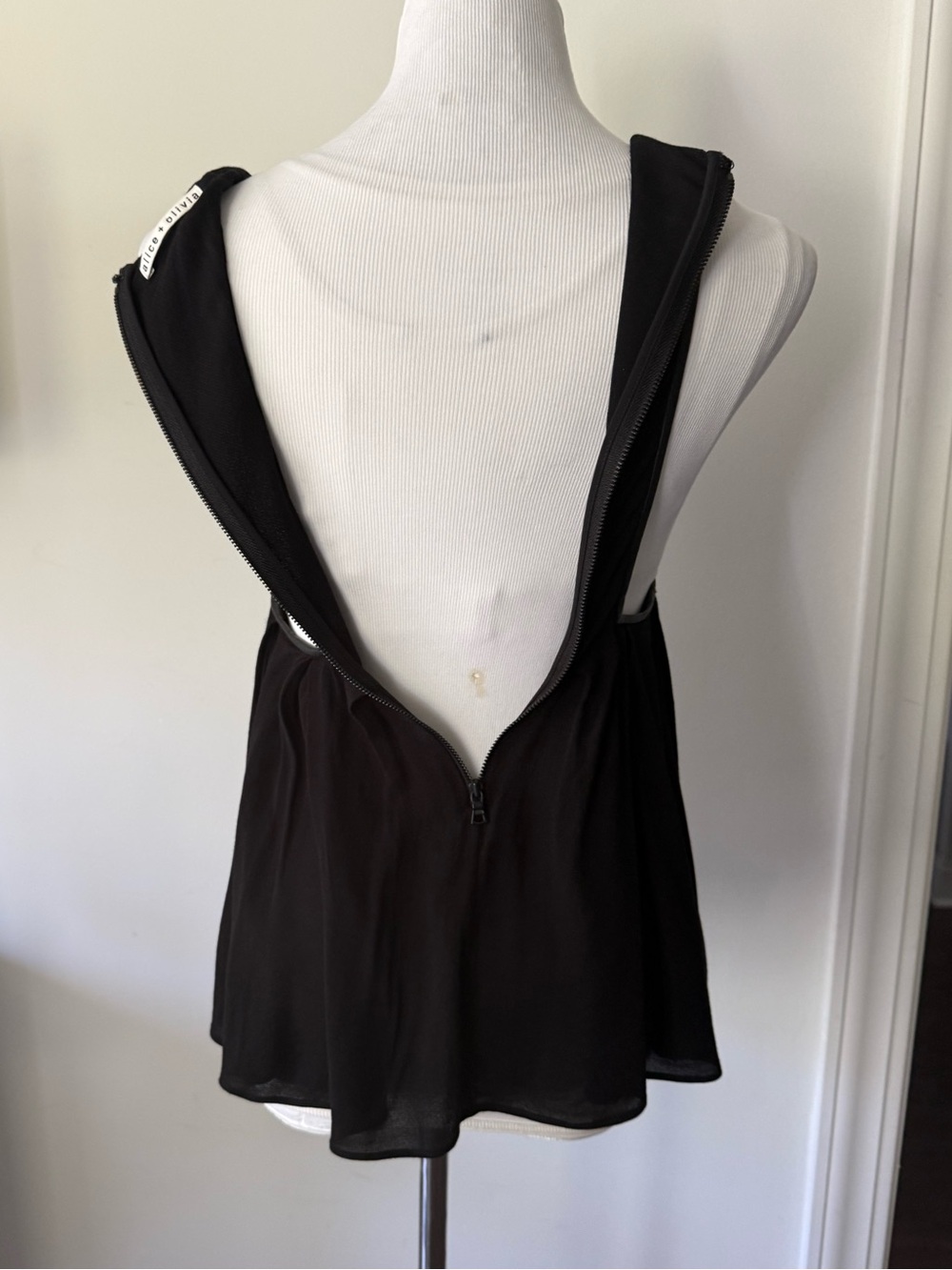 ALICE + OLIVIA Racer Back Top Size Small - Picture 5 of 10